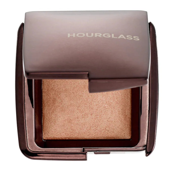 Iluminador en Polvo Mini Ambient® Lighting Powder - Hourglass vista frontal con fondo blanco.