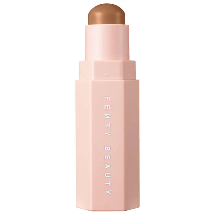 Match Stix Matte Contour Skinstick - Fenty Beauty vista frontal con fondo blanco.