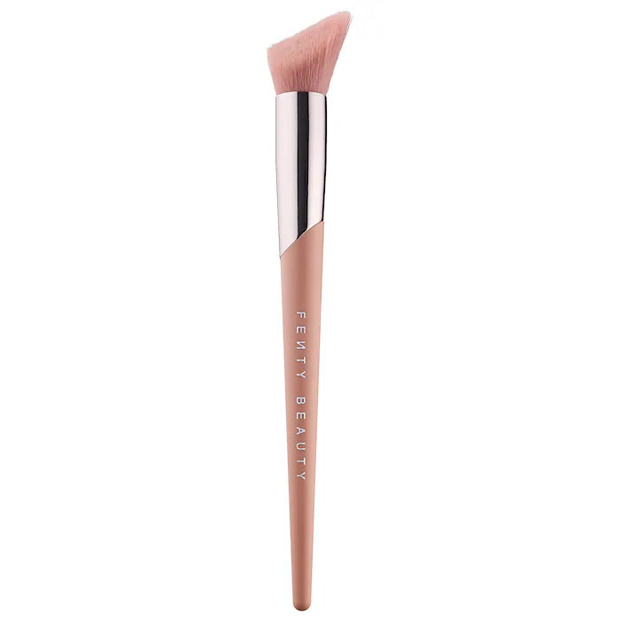 Brocha para iluminador Cheek-Hugging 120 - Fenty Beauty by Rihanna vista frontal con fondo blanco.