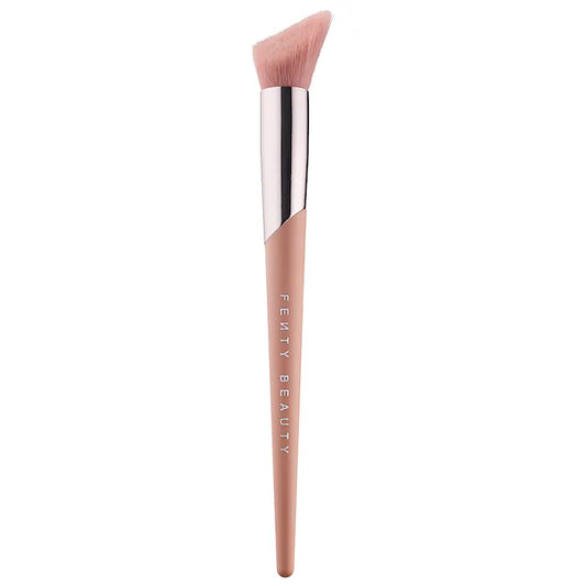 Brocha para iluminador Cheek-Hugging 120 - Fenty Beauty by Rihanna vista frontal con fondo blanco.