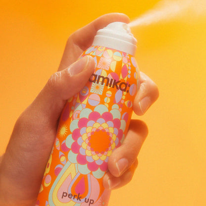 Dry Shampoo Perk Up Talc Free - Amika vista frontal con fondo blanco.