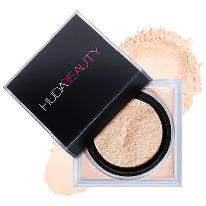 Polvos Fijadores Easy Bake Loose Baking & Setting Powder - HUDA BEAUTY vista frontal con fondo blanco.