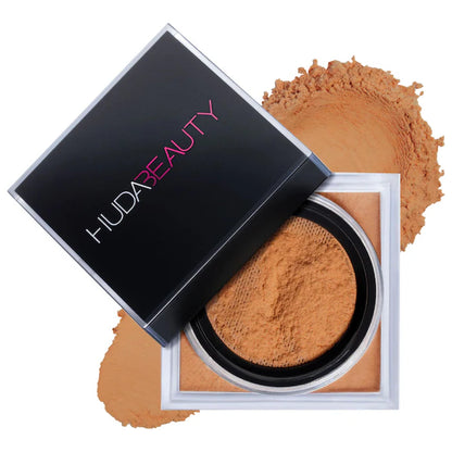 Polvos Fijadores Easy Bake Loose Baking & Setting Powder - HUDA BEAUTY vista frontal con fondo blanco.