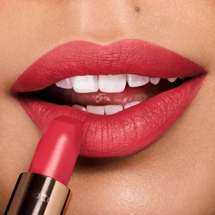 Labial Matte Revolution Hydrating Lipstick - Charlotte Tilbury vista frontal con fondo blanco.