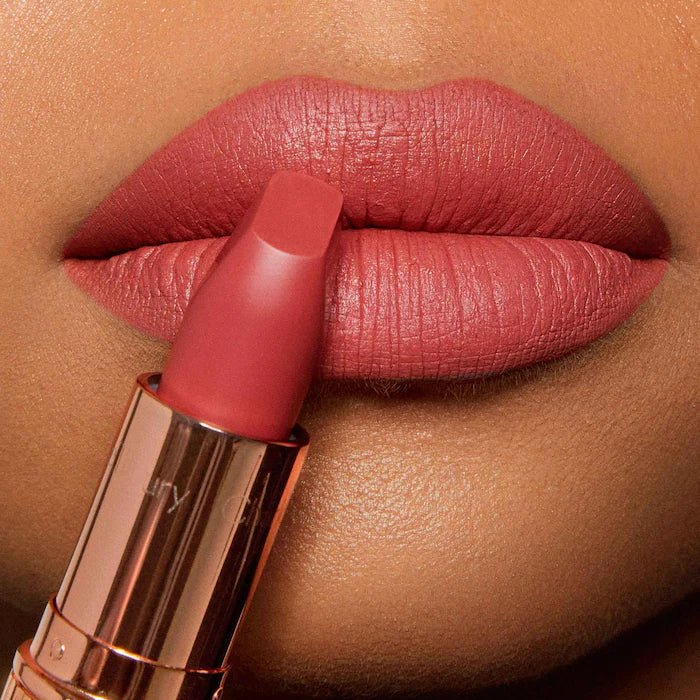 Labial Matte Revolution Hydrating Lipstick - Charlotte Tilbury vista frontal con fondo blanco.