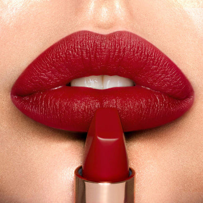 Labial Matte Revolution Hydrating Lipstick - Charlotte Tilbury vista frontal con fondo blanco.