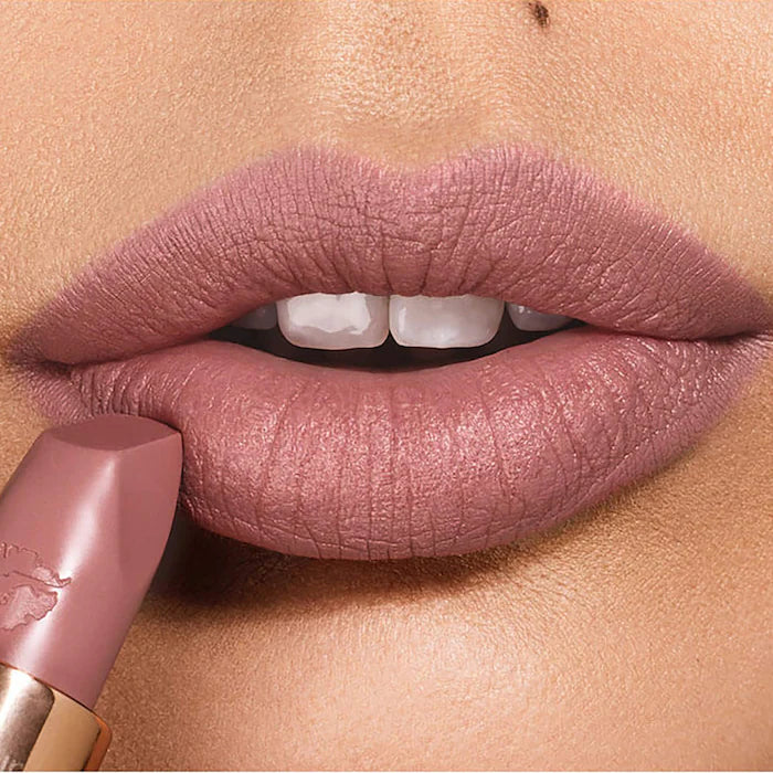 Labial Matte Revolution Hydrating Lipstick - Charlotte Tilbury vista frontal con fondo blanco.