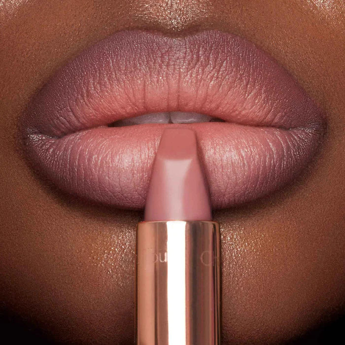 Labial Matte Revolution Hydrating Lipstick - Charlotte Tilbury vista frontal con fondo blanco.