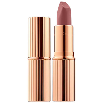 Labial Matte Revolution Hydrating Lipstick - Charlotte Tilbury vista frontal con fondo blanco.