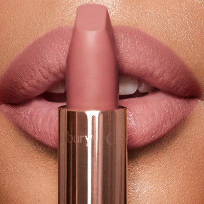 Labial Matte Revolution Hydrating Lipstick - Charlotte Tilbury vista frontal con fondo blanco.