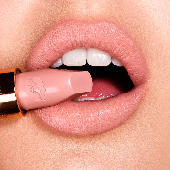 Labial Matte Revolution Hydrating Lipstick - Charlotte Tilbury vista frontal con fondo blanco.