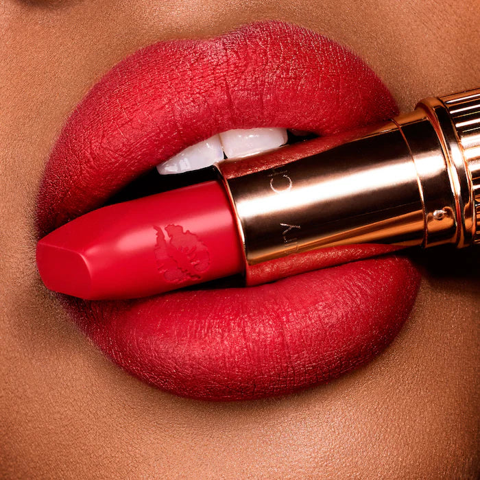 Labial Matte Revolution Hydrating Lipstick - Charlotte Tilbury vista frontal con fondo blanco.