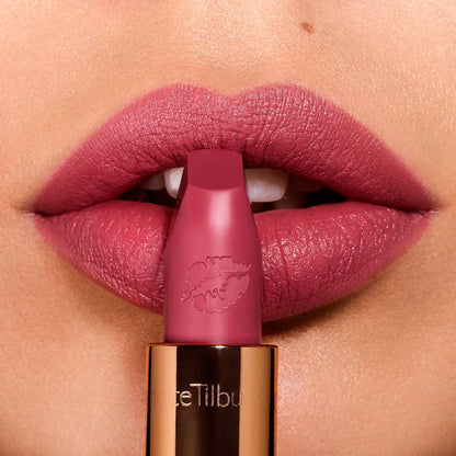 Labial Matte Revolution Hydrating Lipstick - Charlotte Tilbury vista frontal con fondo blanco.