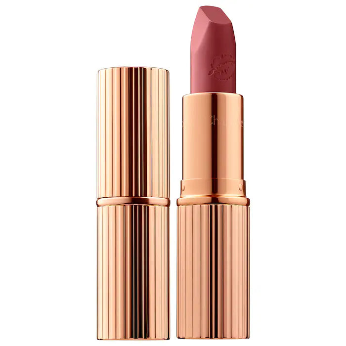 Labial Matte Revolution Hydrating Lipstick - Charlotte Tilbury vista frontal con fondo blanco.