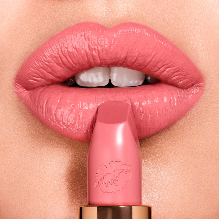 Labial Matte Revolution Hydrating Lipstick - Charlotte Tilbury vista frontal con fondo blanco.