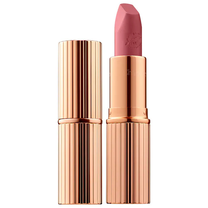 Labial Matte Revolution Hydrating Lipstick - Charlotte Tilbury vista frontal con fondo blanco.