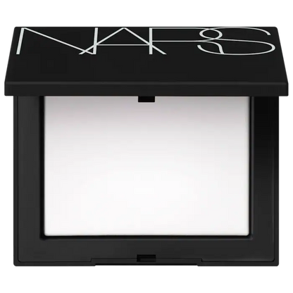 Polvo fijador Light Reflecting - NARS vista frontal con fondo blanco.