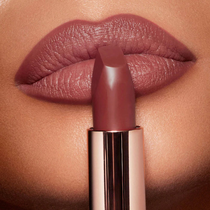 Labial Matte Revolution Hydrating Lipstick - Charlotte Tilbury vista frontal con fondo blanco.