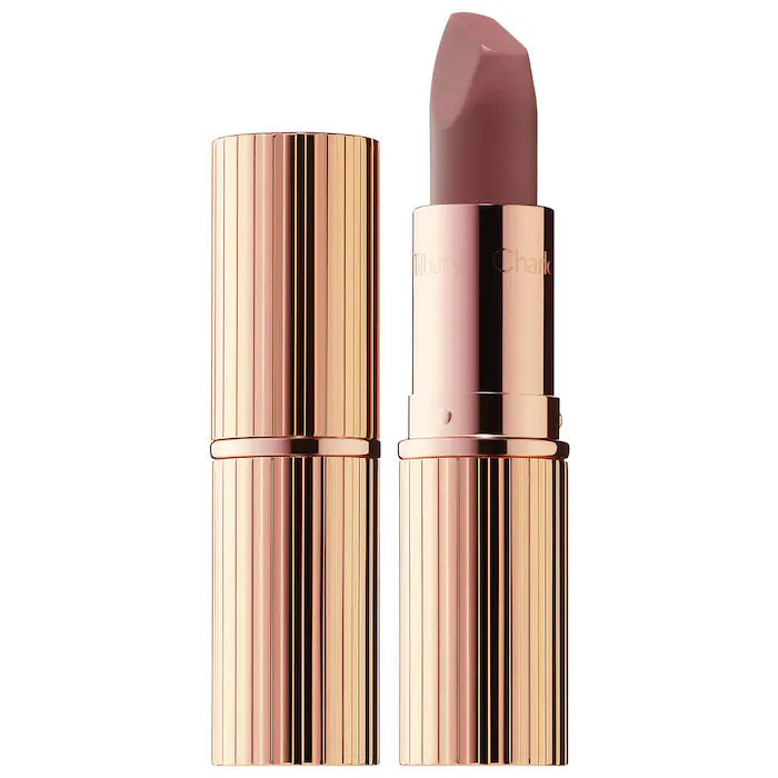 Labial Matte Revolution Hydrating Lipstick - Charlotte Tilbury vista frontal con fondo blanco.