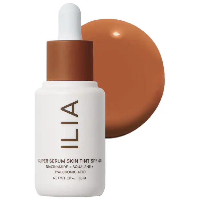 Base ligera Super Serum Skin Tint SPF 40 Skincare Foundation - ILIA vista frontal con fondo blanco.