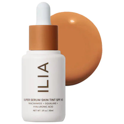 Base ligera Super Serum Skin Tint SPF 40 Skincare Foundation - ILIA vista frontal con fondo blanco.