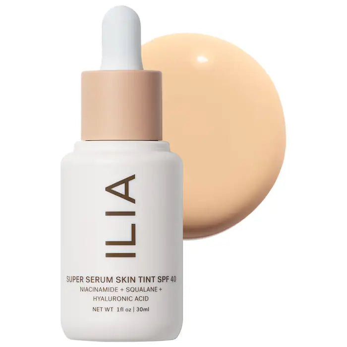 Base ligera Super Serum Skin Tint SPF 40 Skincare Foundation - ILIA vista frontal con fondo blanco.