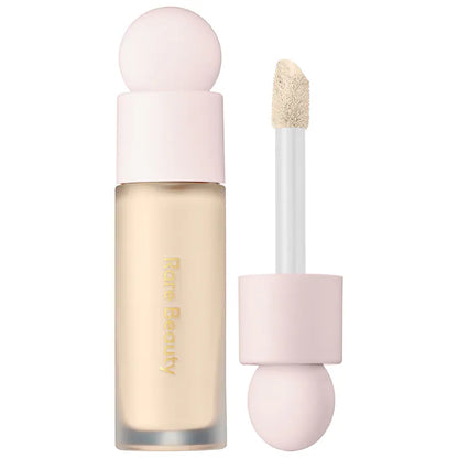 Corrector Liquid Touch Brightening - Rare Beauty vista frontal con fondo blanco.