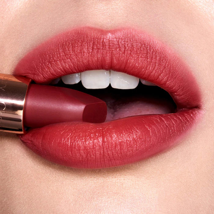 Labial Matte Revolution Hydrating Lipstick - Charlotte Tilbury vista frontal con fondo blanco.