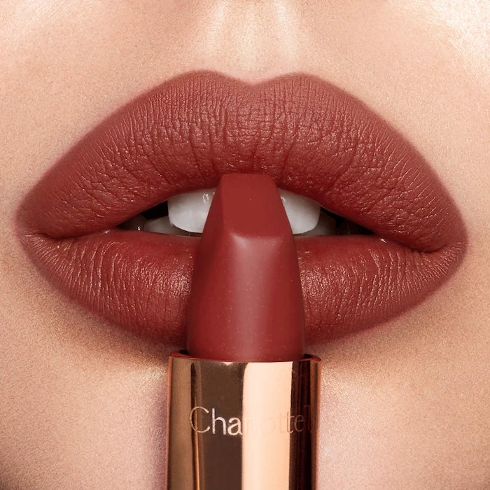 Labial Matte Revolution Hydrating Lipstick - Charlotte Tilbury vista frontal con fondo blanco.