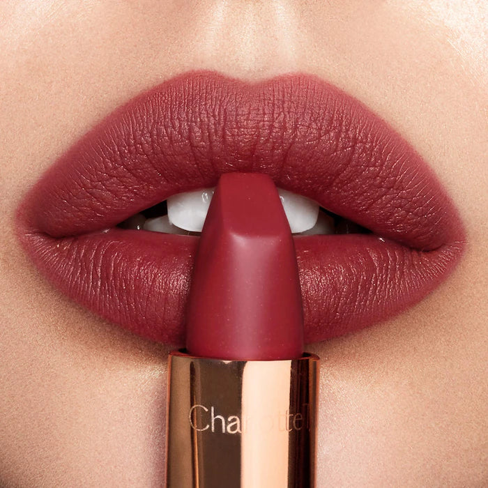 Labial Matte Revolution Hydrating Lipstick - Charlotte Tilbury vista frontal con fondo blanco.