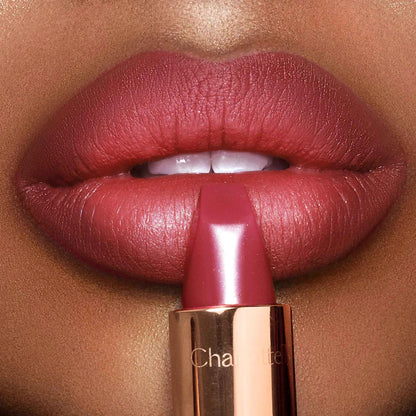 Labial Matte Revolution Hydrating Lipstick - Charlotte Tilbury vista frontal con fondo blanco.