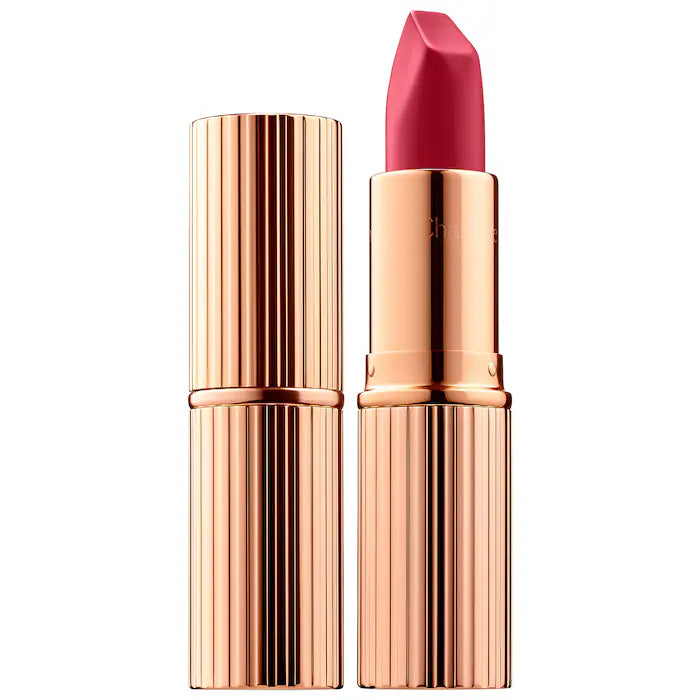 Labial Matte Revolution Hydrating Lipstick - Charlotte Tilbury vista frontal con fondo blanco.