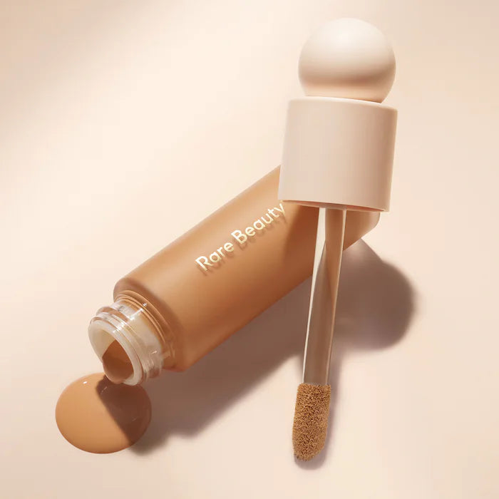 Base de Maquillaje Liquid Touch Weightless Foundation - Rare Beauty vista frontal con fondo blanco.