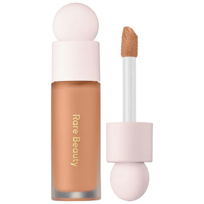 Corrector Liquid Touch Brightening - Rare Beauty vista frontal con fondo blanco.