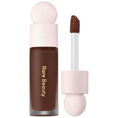 Corrector Liquid Touch Brightening - Rare Beauty vista frontal con fondo blanco.