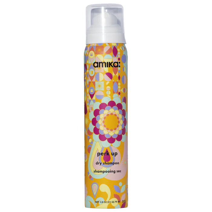 Dry Shampoo Perk Up Talc Free - Amika vista frontal con fondo blanco.