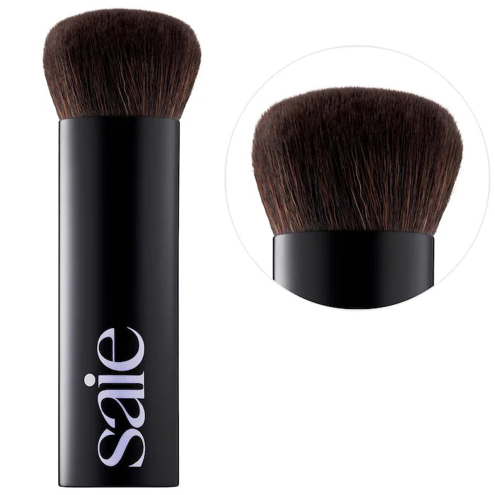 Brocha para bronzer The Big Buffing - Saie vista frontal con fondo blanco.