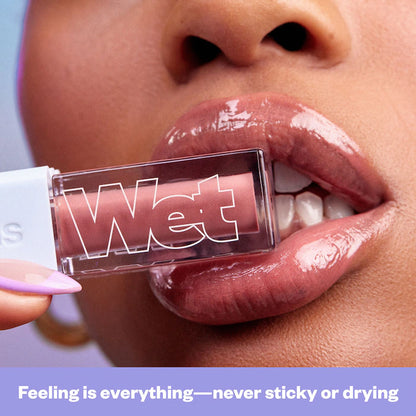 Gloss Voluminizador Wet Lip Oil Plumping Peptide Lip Treatment - Kosas vista frontal con fondo blanco.