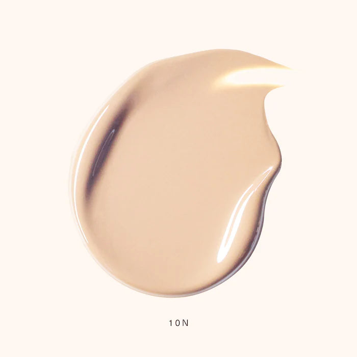 Base de maquillaje tinte con color Hidratante Positive Light SPF 20 - Rare Beauty vista frontal con fondo blanco.