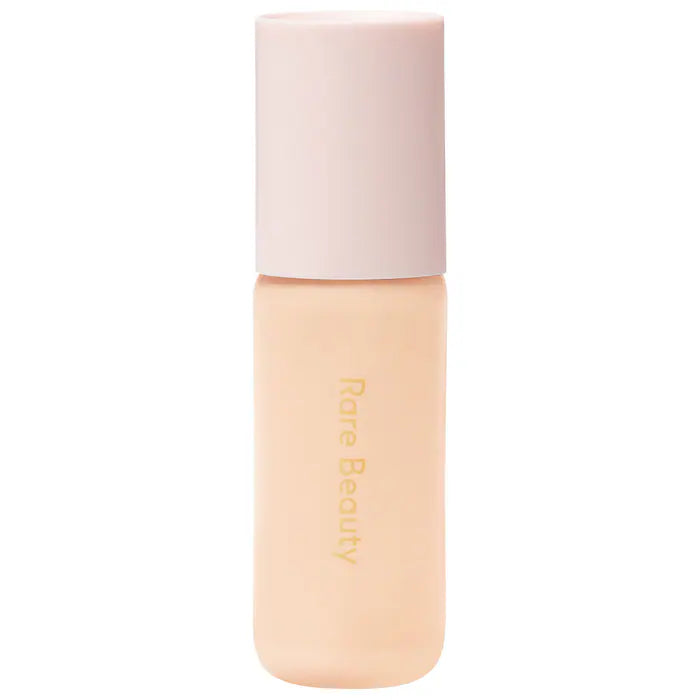 Base de maquillaje tinte con color Hidratante Positive Light SPF 20 - Rare Beauty vista frontal con fondo blanco.