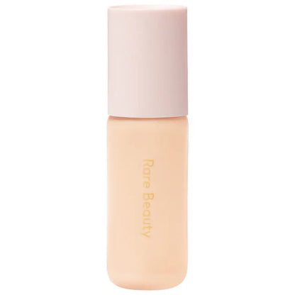 Base de maquillaje tinte con color Hidratante Positive Light SPF 20 - Rare Beauty vista frontal con fondo blanco.