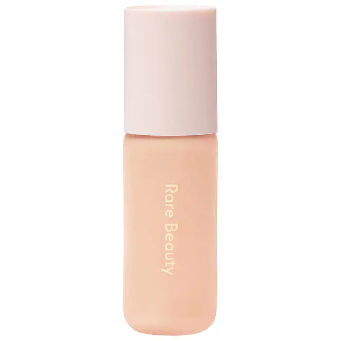 Base de maquillaje tinte con color Hidratante Positive Light SPF 20 - Rare Beauty vista frontal con fondo blanco.