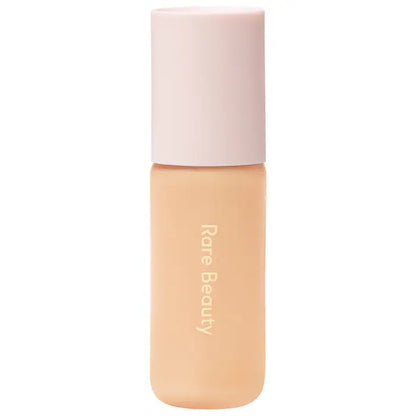 Base de maquillaje tinte con color Hidratante Positive Light SPF 20 - Rare Beauty vista frontal con fondo blanco.