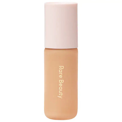 Base de maquillaje tinte con color Hidratante Positive Light SPF 20 - Rare Beauty vista frontal con fondo blanco.