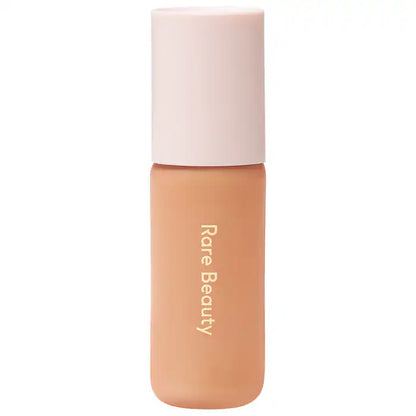 Base de maquillaje tinte con color Hidratante Positive Light SPF 20 - Rare Beauty vista frontal con fondo blanco.