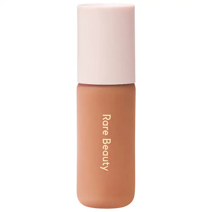 Base de maquillaje tinte con color Hidratante Positive Light SPF 20 - Rare Beauty vista frontal con fondo blanco.