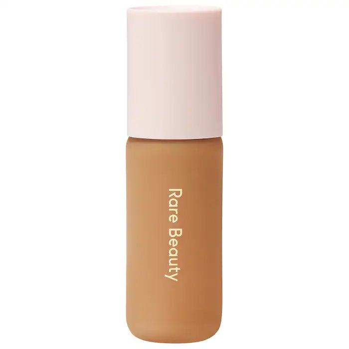 Base de maquillaje tinte con color Hidratante Positive Light SPF 20 - Rare Beauty vista frontal con fondo blanco.