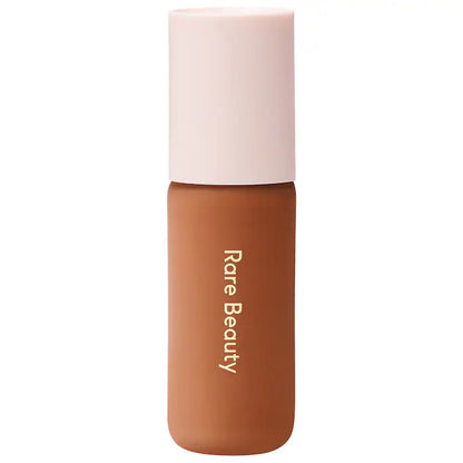 Base de maquillaje tinte con color Hidratante Positive Light SPF 20 - Rare Beauty vista frontal con fondo blanco.