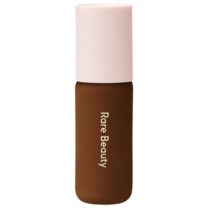 Base de maquillaje tinte con color Hidratante Positive Light SPF 20 - Rare Beauty vista frontal con fondo blanco.