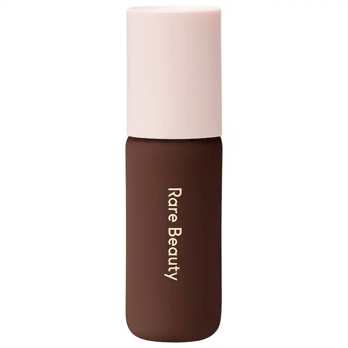 Base de maquillaje tinte con color Hidratante Positive Light SPF 20 - Rare Beauty vista frontal con fondo blanco.